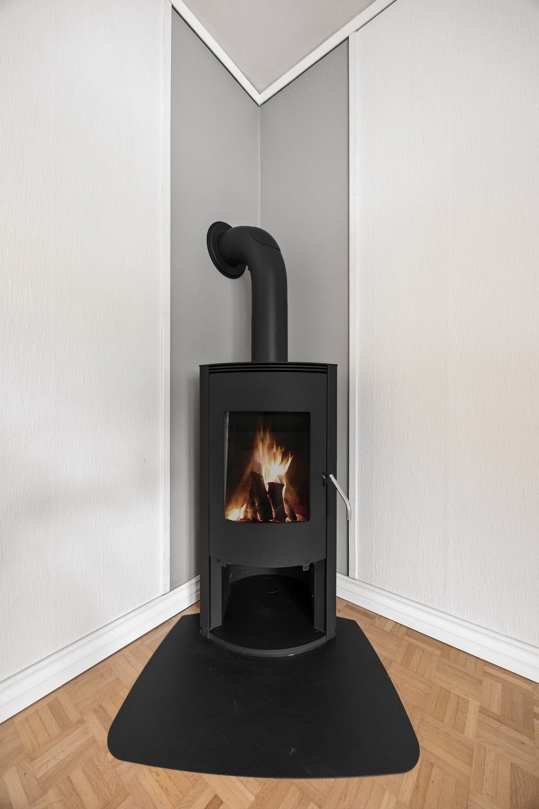 Peisovnen er et sentralt element i stuen, og gir både varme og en hyggelig atmosfære. Galleribilde