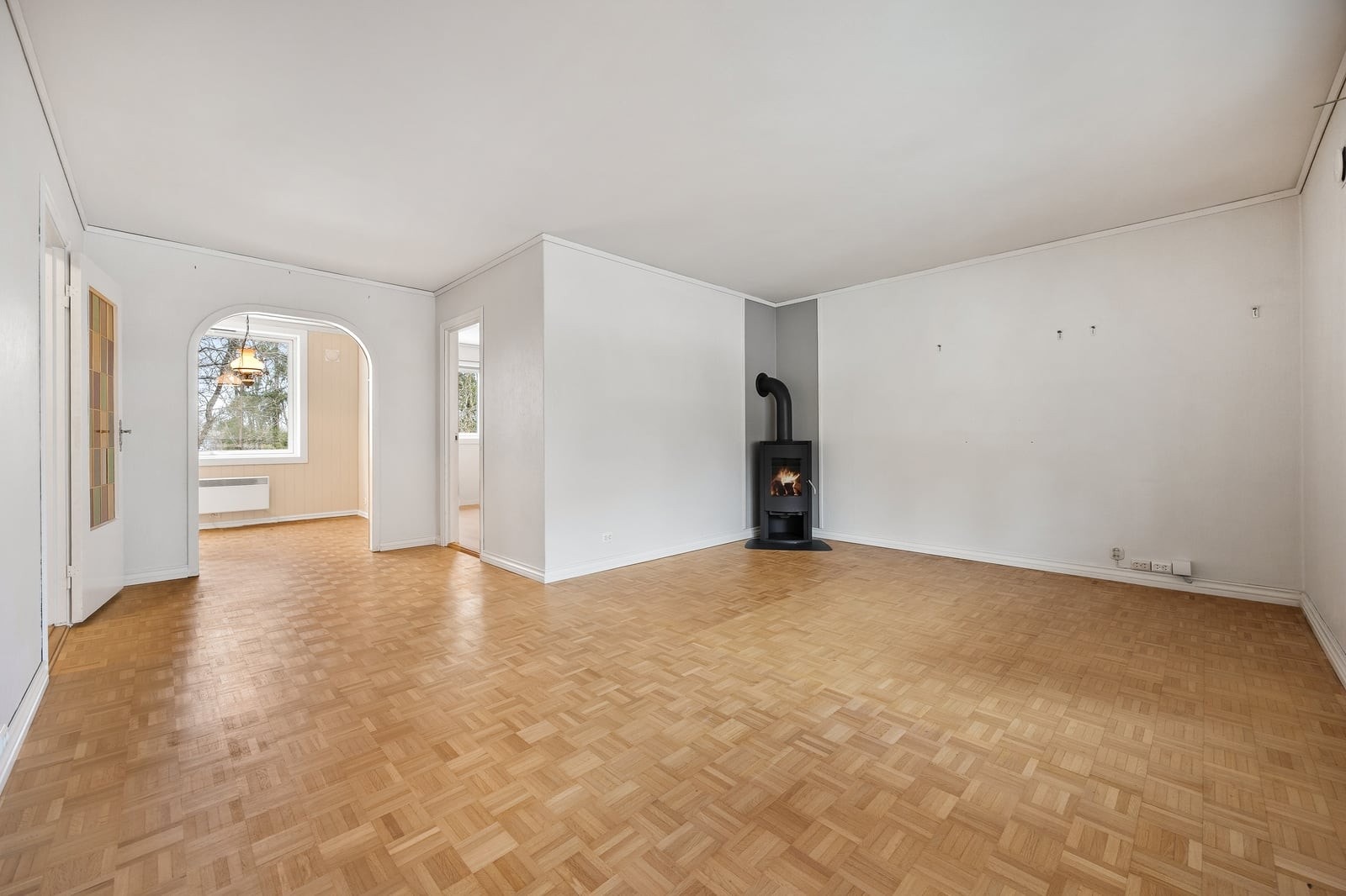 Stuen er et lyst og luftig rom med parkett på gulv og en takhøyde målt til 2,49 meter. Galleribilde