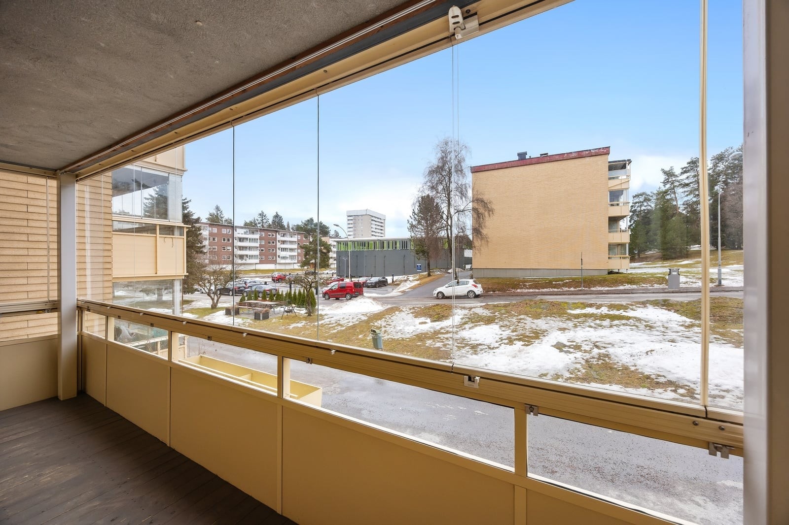 Herfra har du utsyn over borettslagets rolige fellesområder. Galleribilde