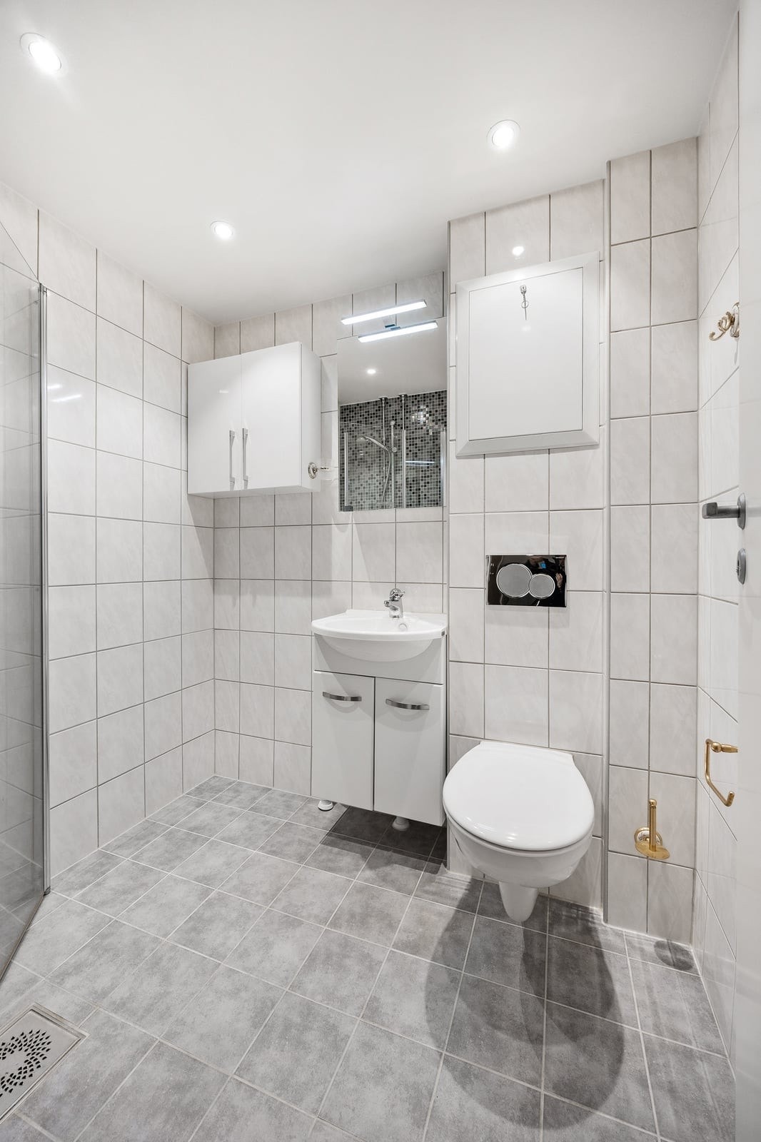 Rommet er tidløst innredet med fliser på gulv og vegger. Galleribilde