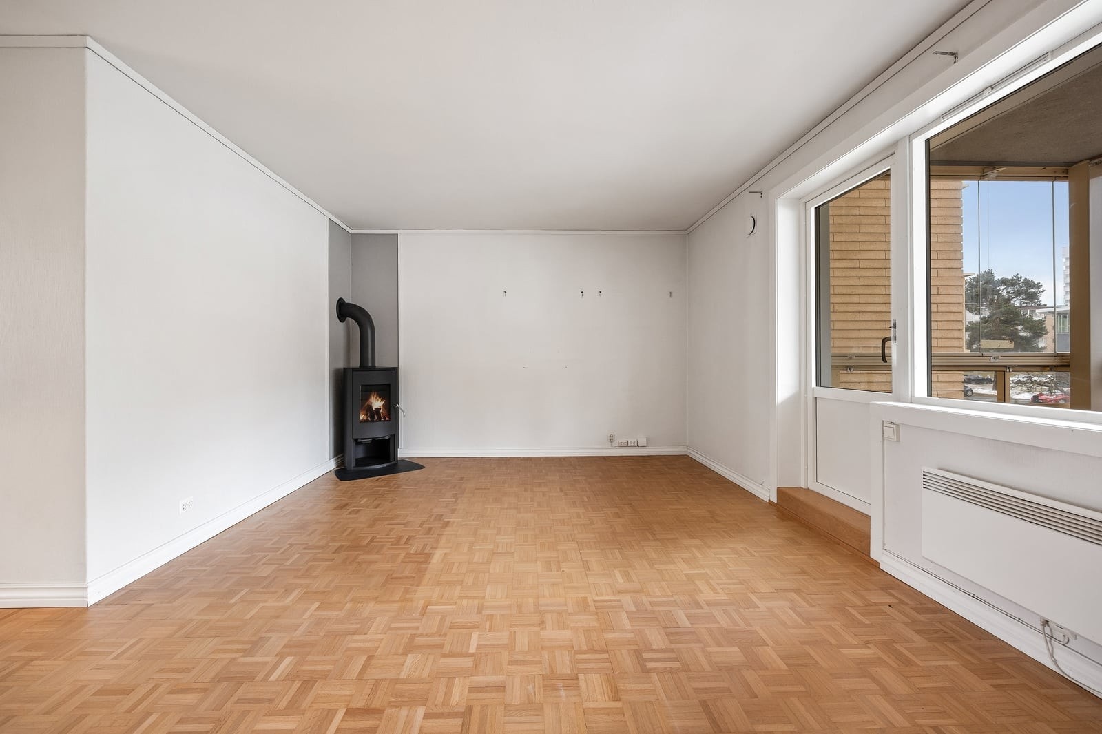 Fra stuen er det direkte utgang til balkongen. Balkongdøren og vinduene i leiligheten er fra 2016. Galleribilde