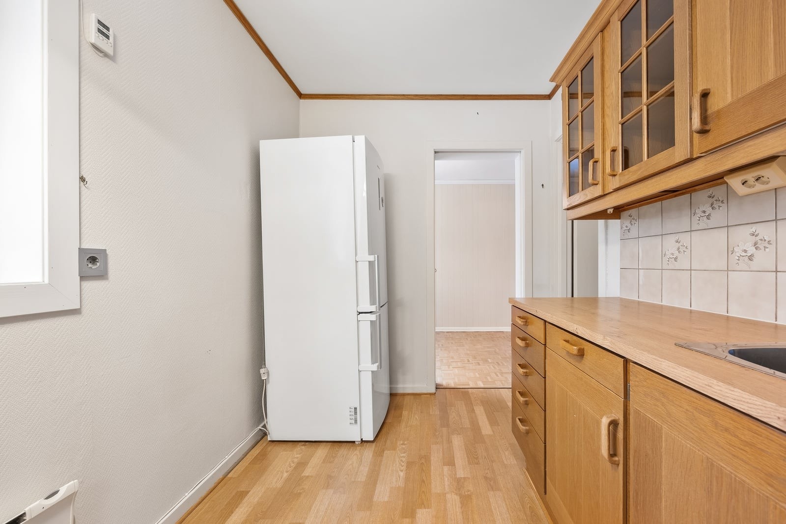 Kjøkkenet er et separat rom, praktisk adskilt fra stuen. Galleribilde