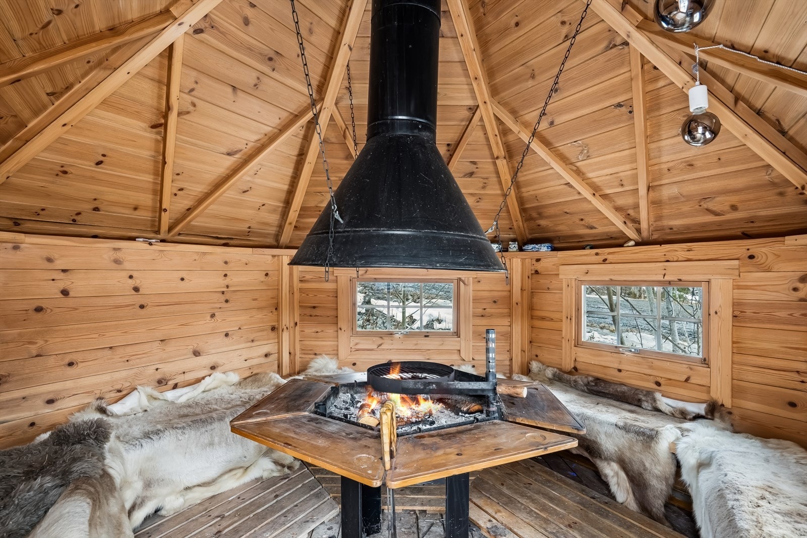 Grillhytte med plass til både venner og familie Galleribilde