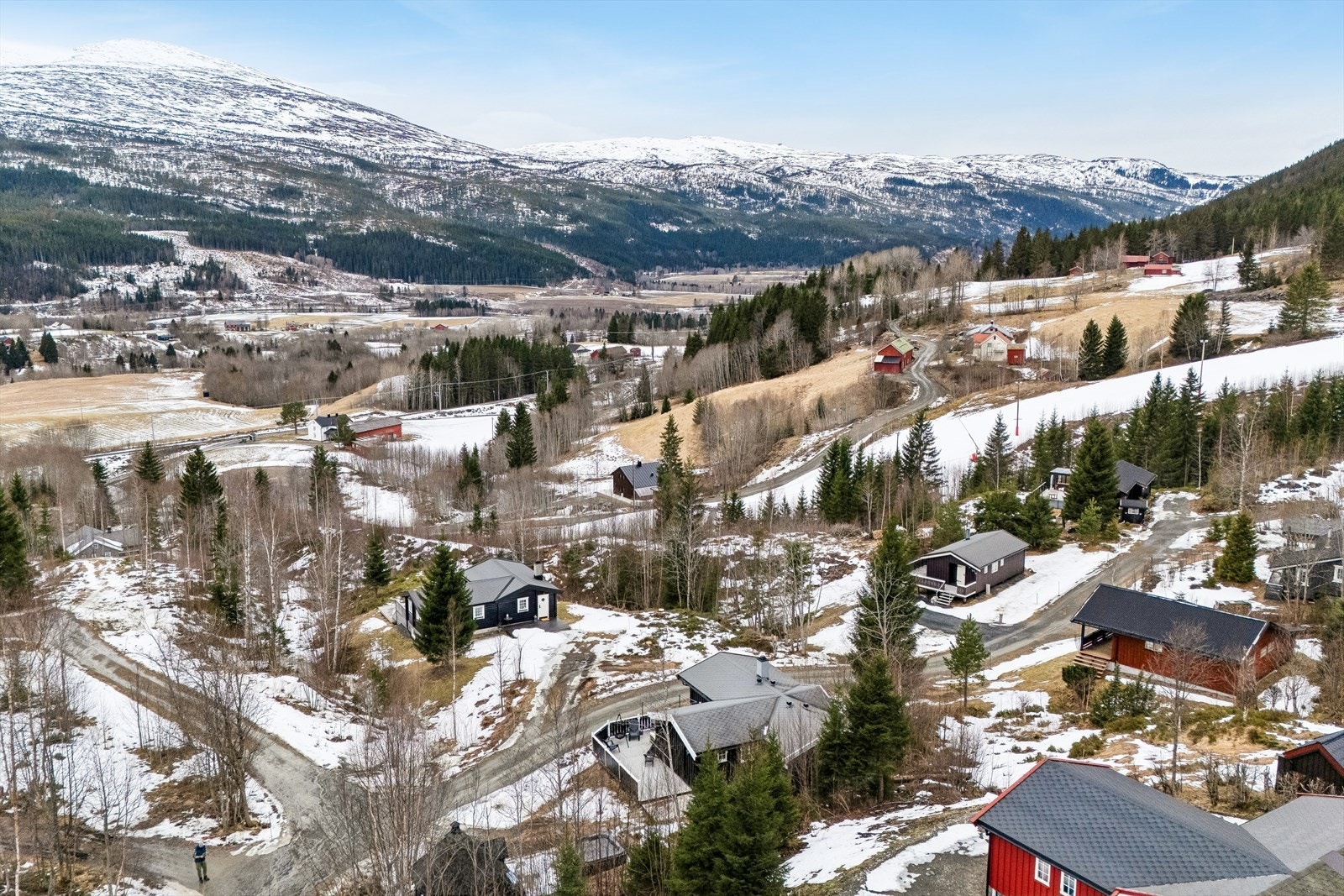 Hytta ligger i naturskjønne omgivelser, med flere rekreasjonsområder i nærheten Galleribilde