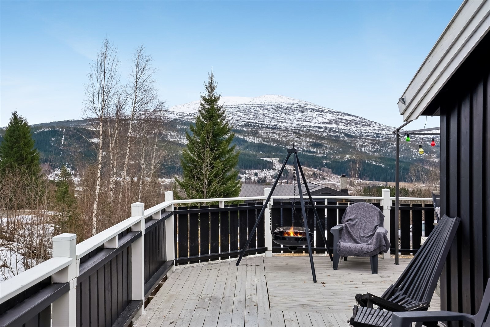 Fra terrassen får du flott utsikt mot Fonnfjellet Galleribilde