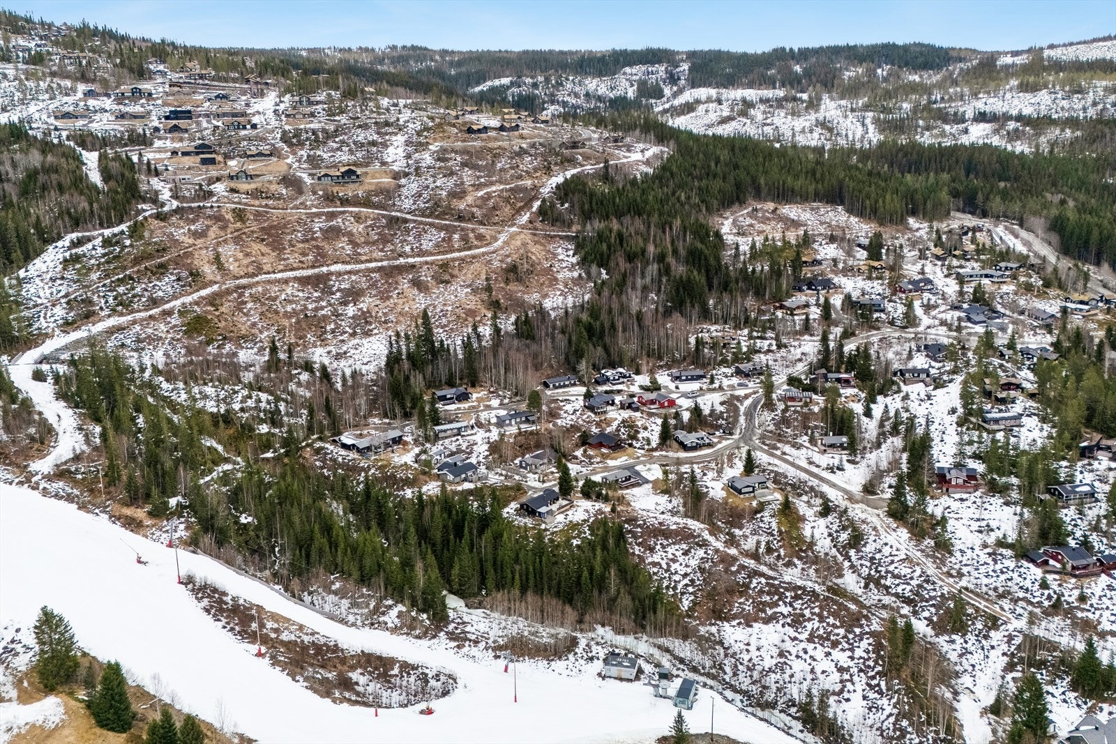 Meråker alpinsenter byr på 13 nedfarter i forskjellige vanskelighetsgrader og lengste nedfart er nesten 2,5 km. Galleribilde