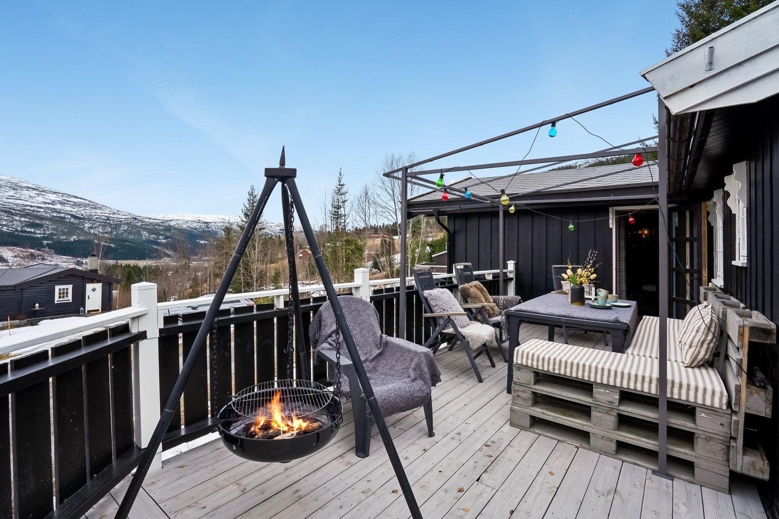 Hytta har en romslig terrasse som blir et naturlig oppholdssted Galleribilde