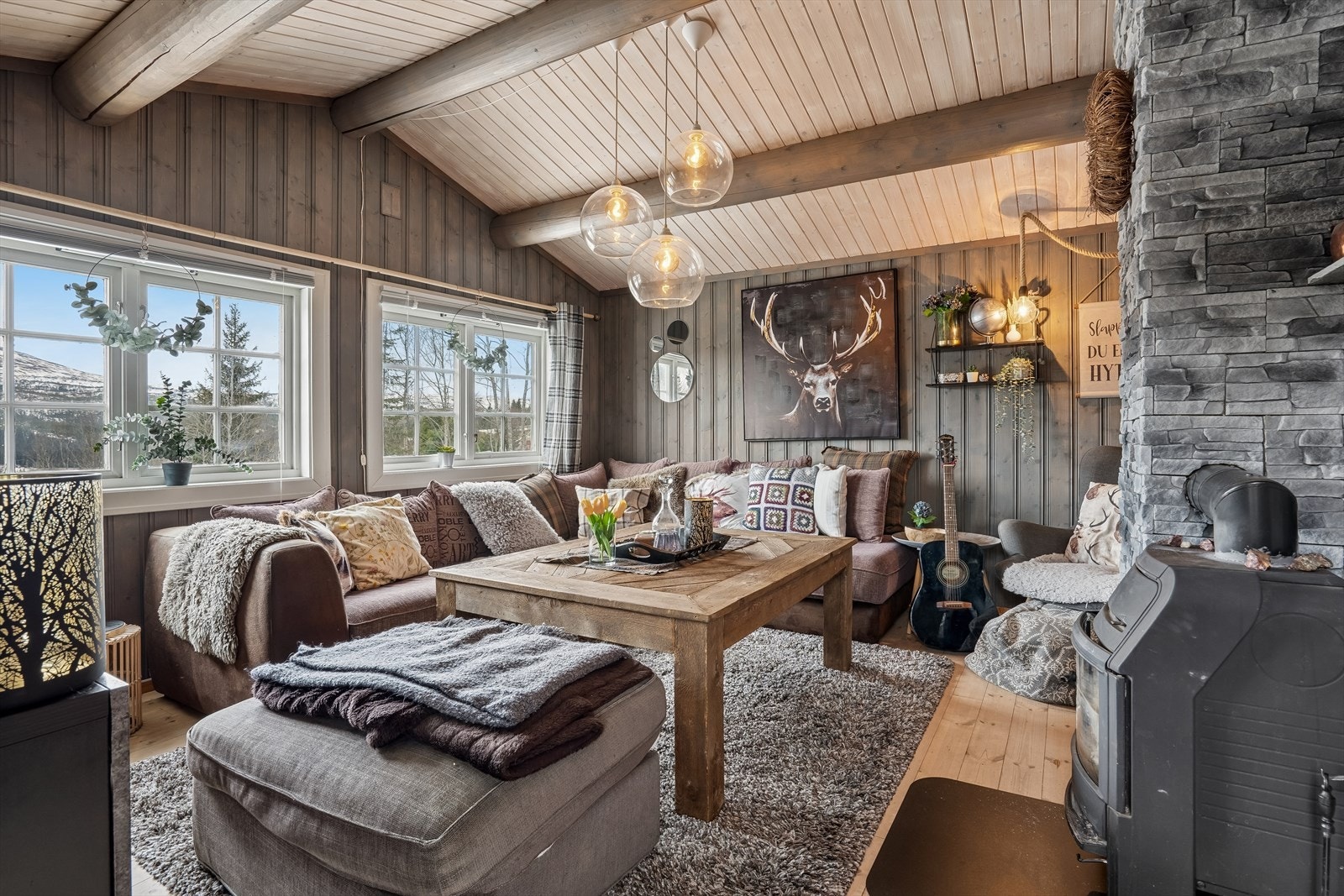 Lekker stue med mye naturlig belysning Galleribilde
