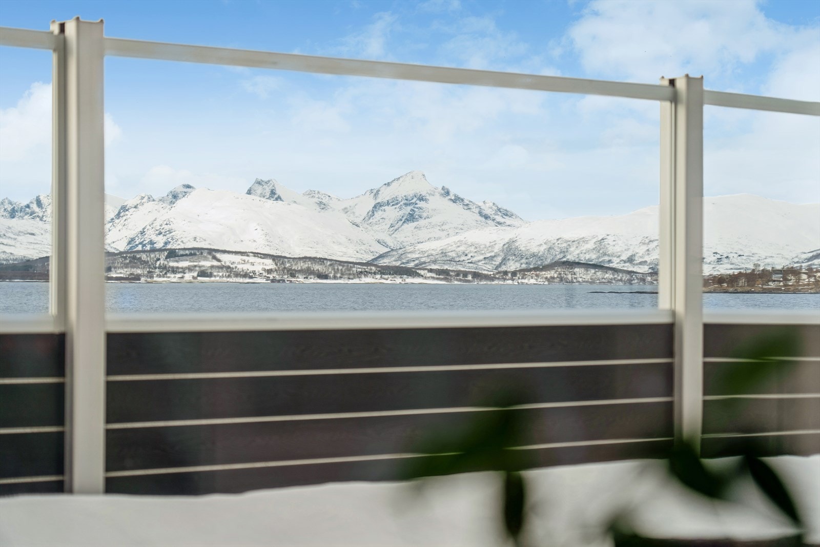 Utsikt mot fjellene på Kvaløya gir en naturskjønn utsikt. Galleribilde