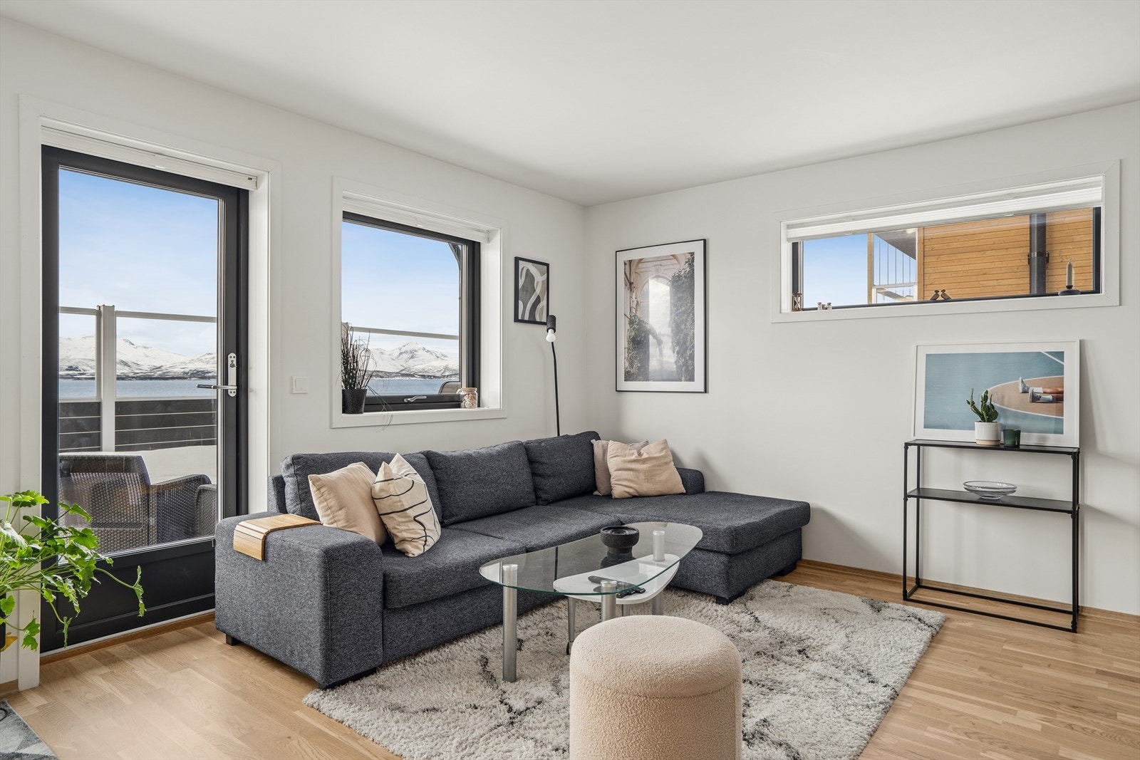 Plass til sittegruppe i stue med parkettgulv og naturlig lysinnfall. Galleribilde