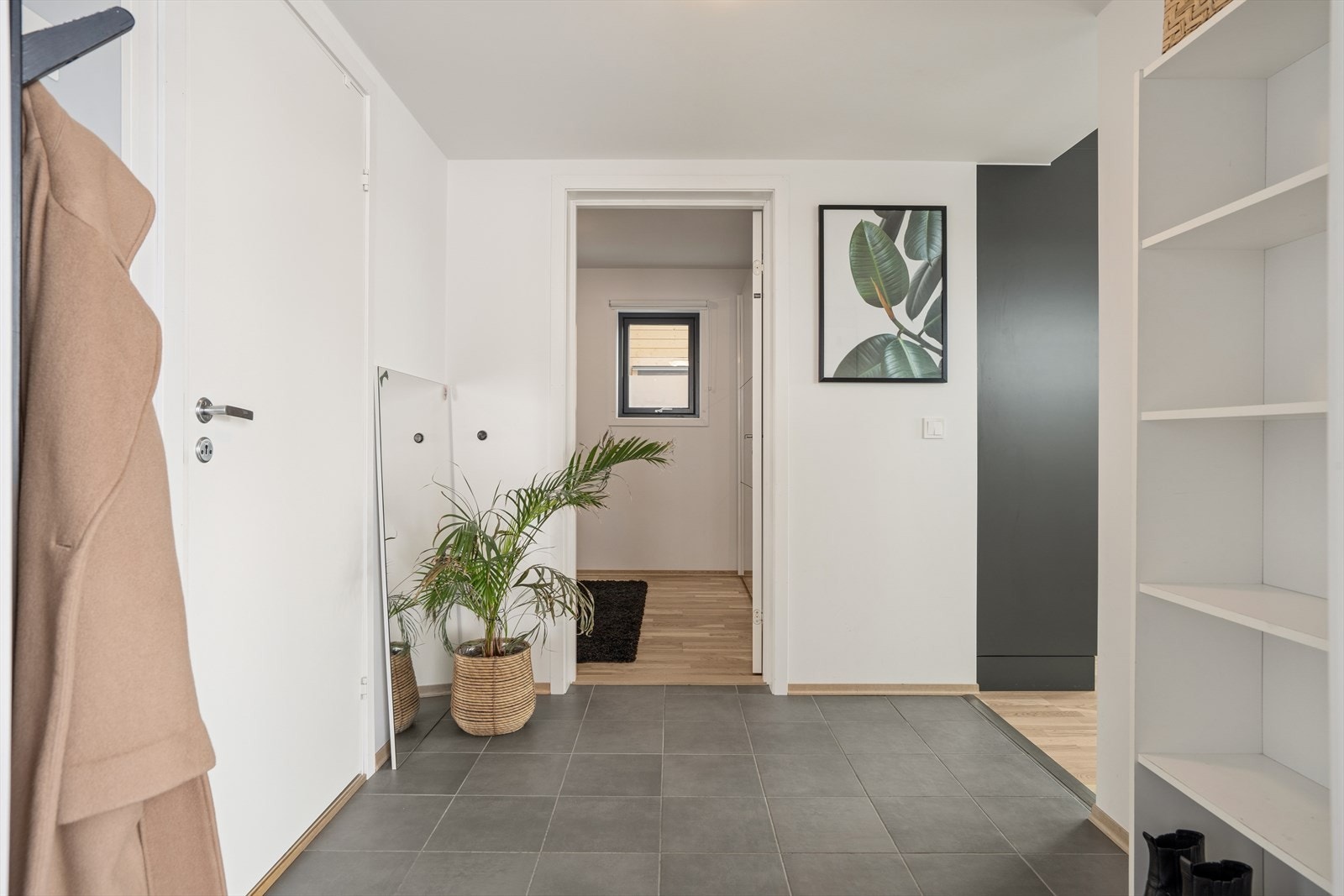 Velkommen inn! Flislagt gulv gir en praktisk og lettstelt entré. Galleribilde