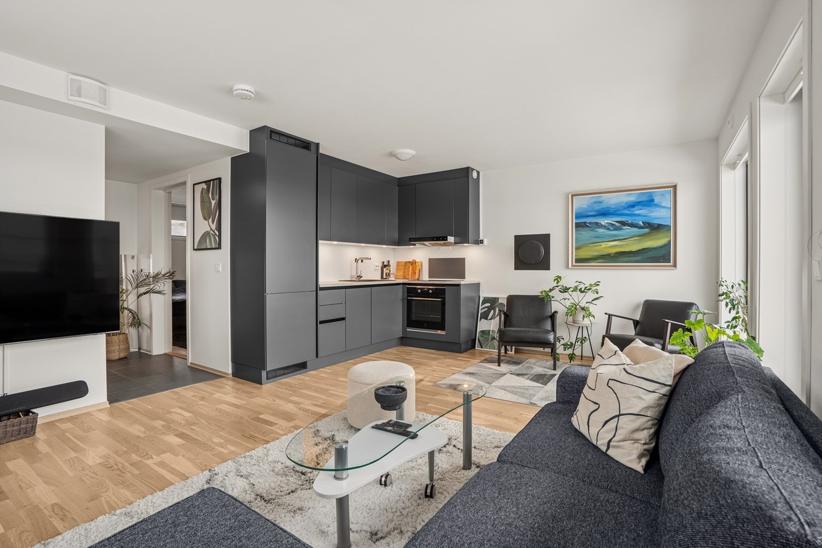 Direkte forbindelse til kjøkkenet gir en naturlig spiseplass i stuen. Galleribilde