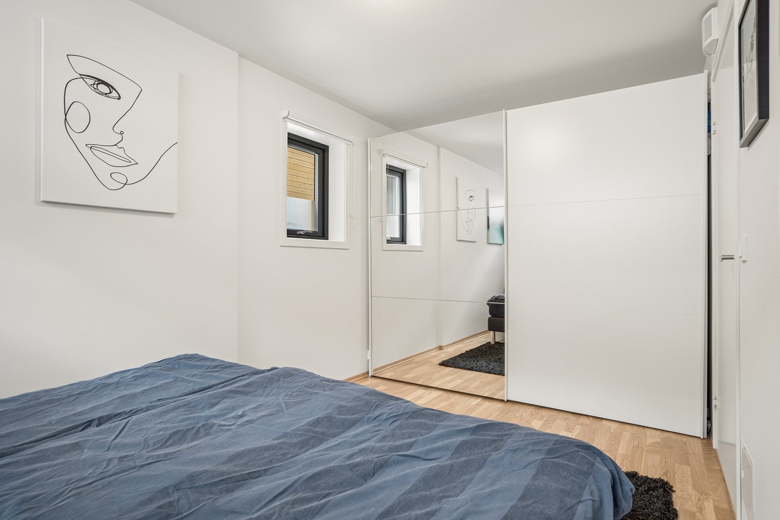 Skyvedørsgarderobe med speil gir effektiv oppbevaring og øker romfølelsen. Galleribilde