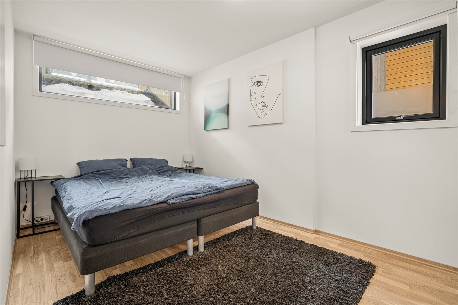 Romslig soverom med plass til dobbeltseng og tilhørende møbler. Galleribilde