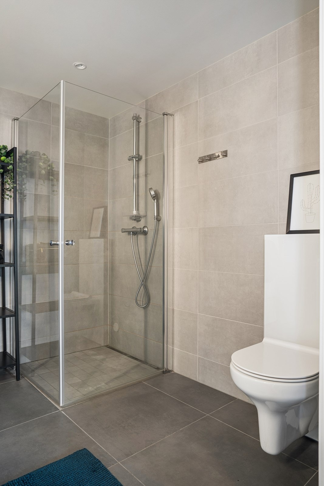 Dusjhjørne med slukrenne inntil veggen Galleribilde