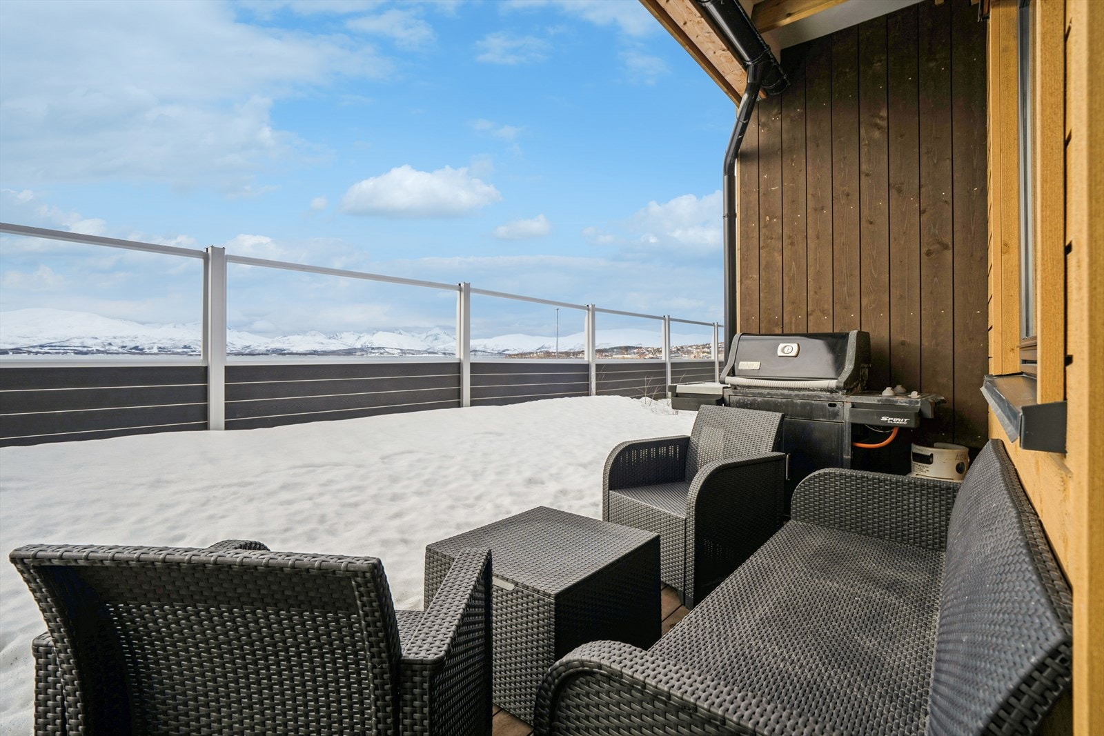 Terrassen har plass til utemøbler og grillutstyr. Galleribilde