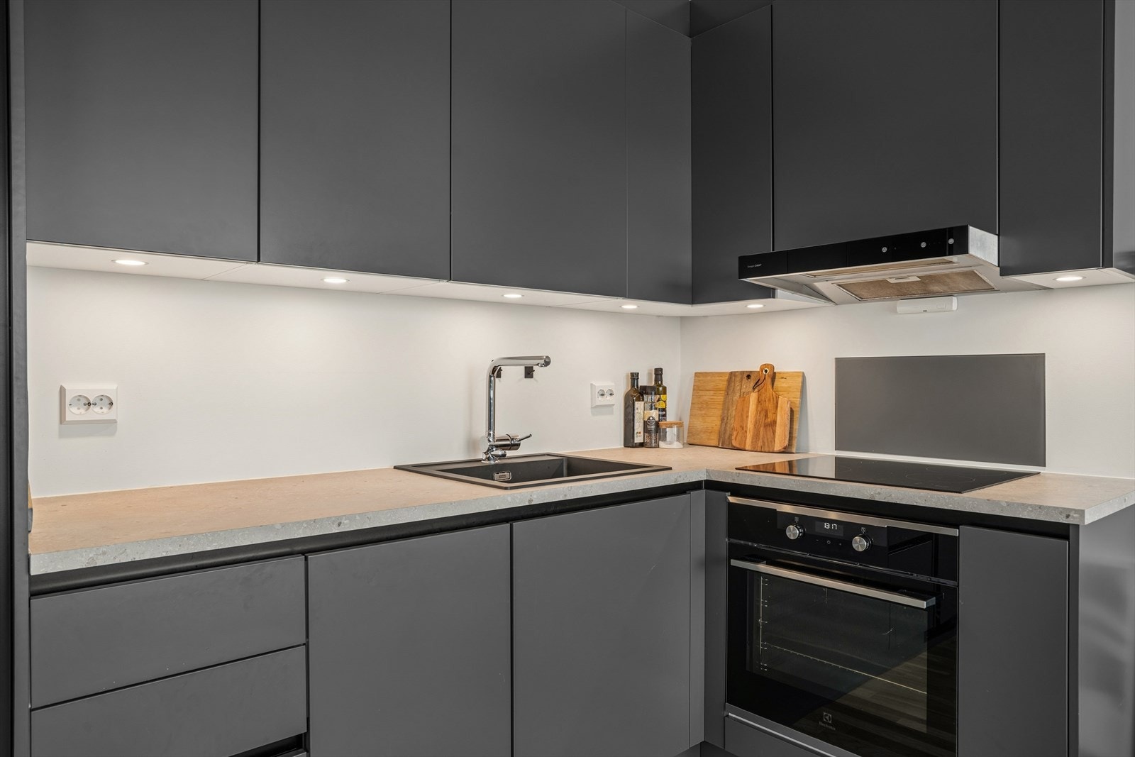 Moderne og tidløs kjøkkeninnredning med slette grepsfrie fronter. Galleribilde