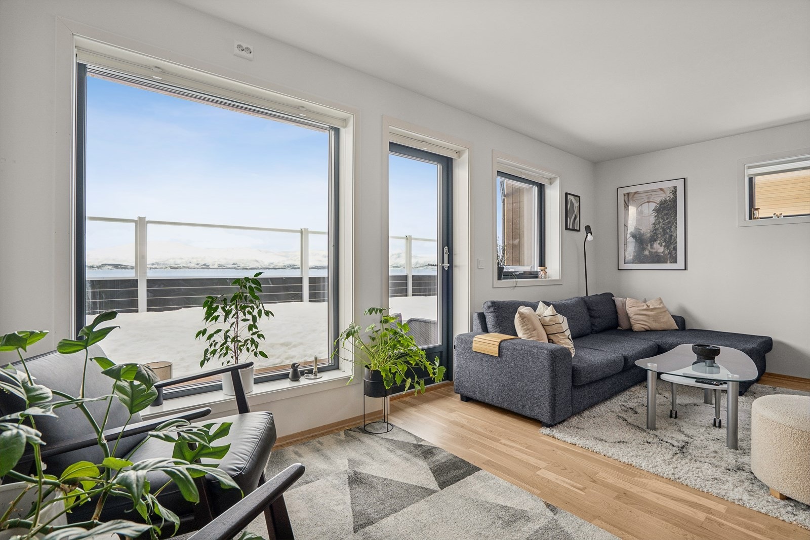 Store vinduer gir nydelig utsikt over sjøen og fjellene mot vest. Galleribilde