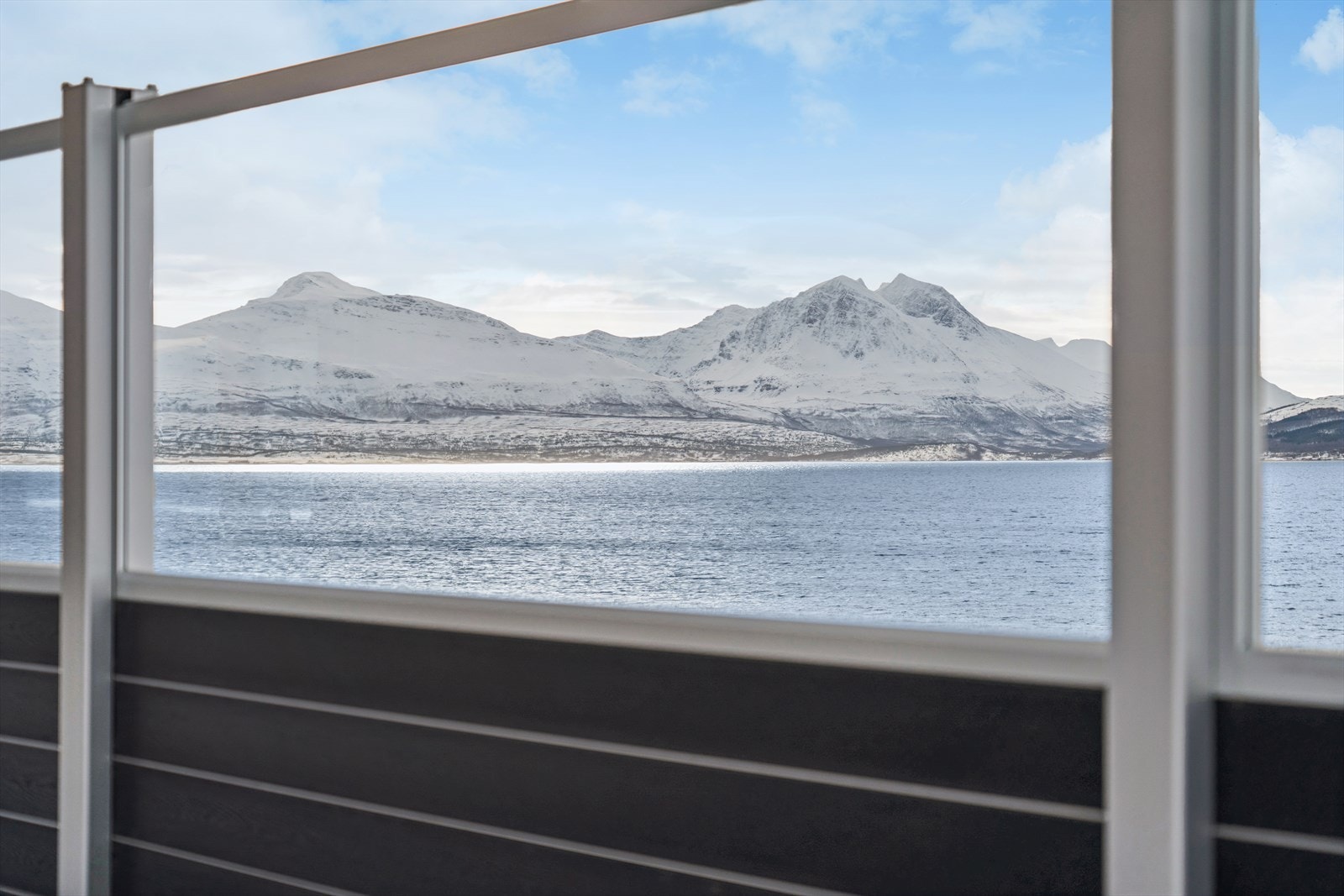 Terrassen tilbyr en panoramautsikt over havet og fjellene, perfekt for avslapning. Galleribilde