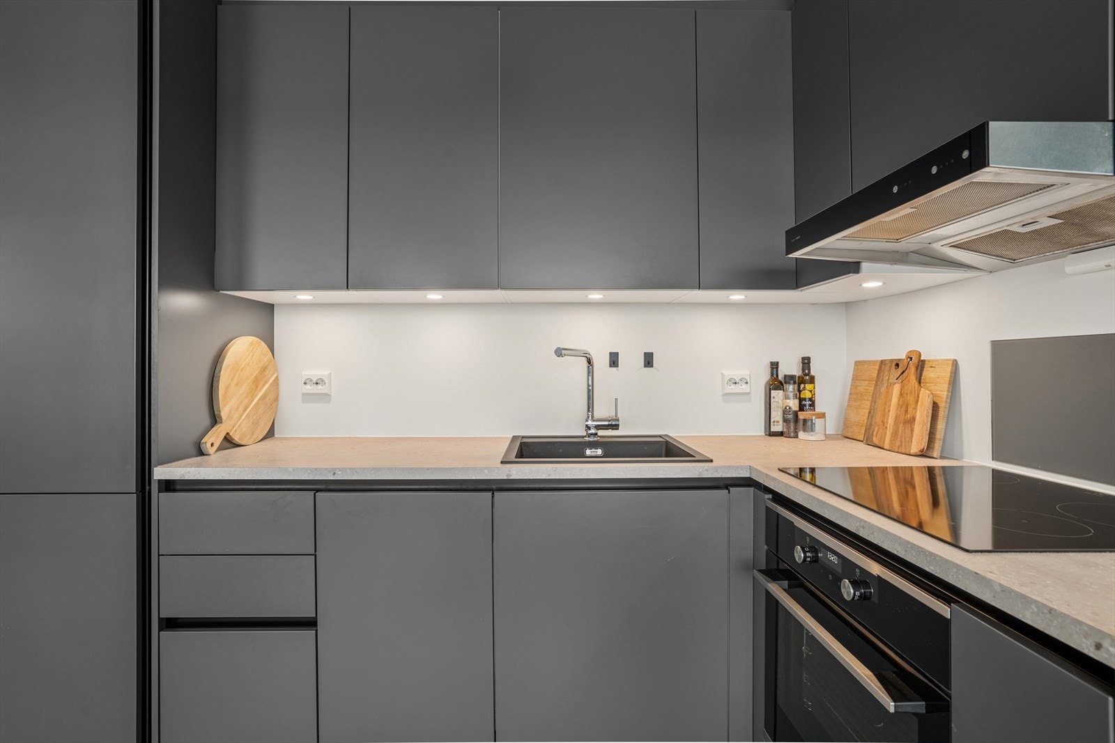 Integrerte hvitevarer gir ryddig arbeidsflate. Galleribilde