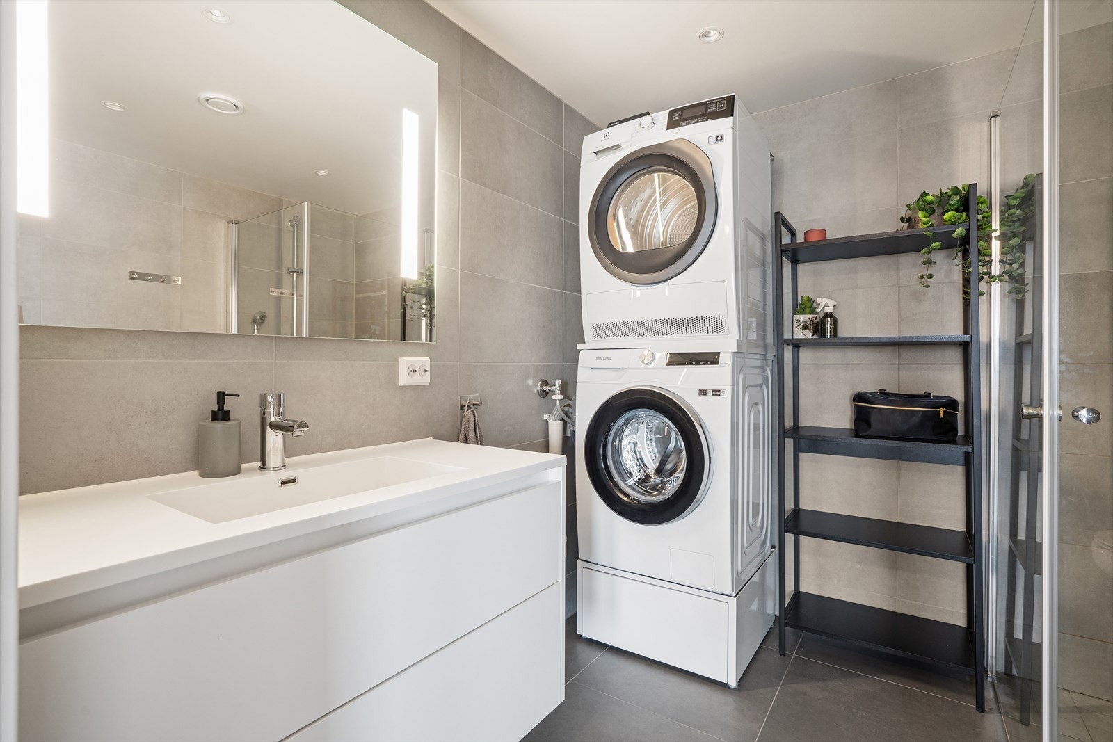 Opplegg for vaskemaskin og tørketrommel på baderommet. Galleribilde