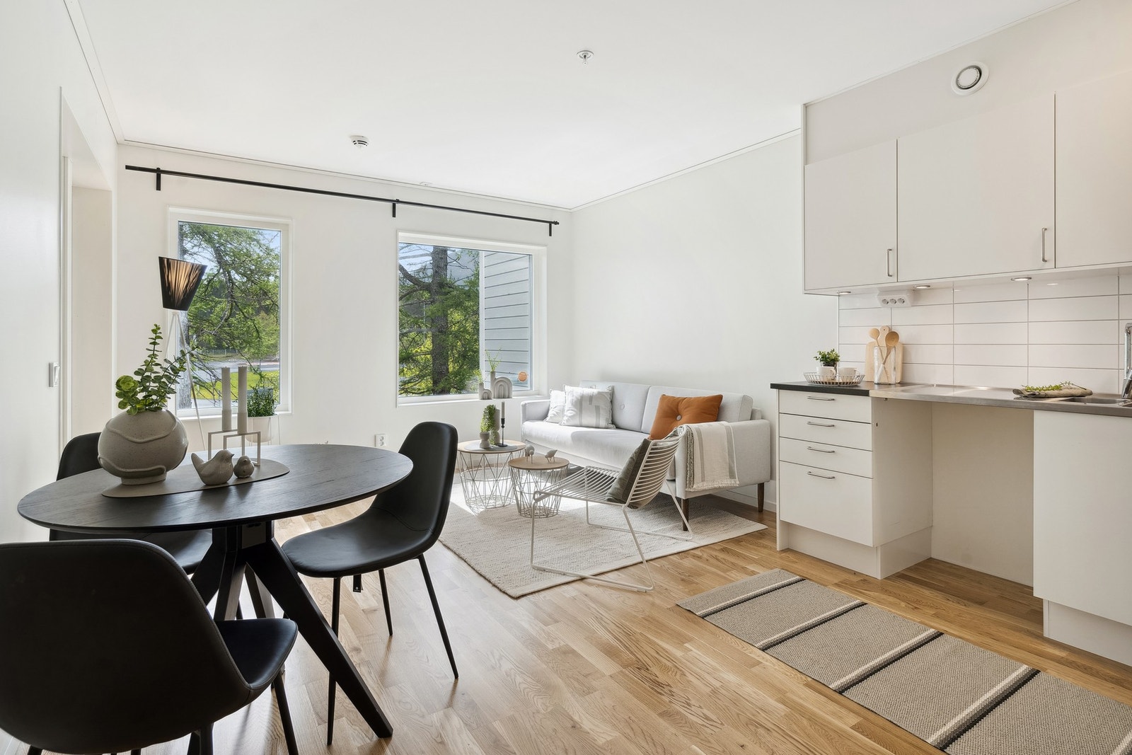 Stuen har vannbåren gulvvarme for jevn komfort, og direkte utgang til en innglasset balkong på 5 m². Galleribilde