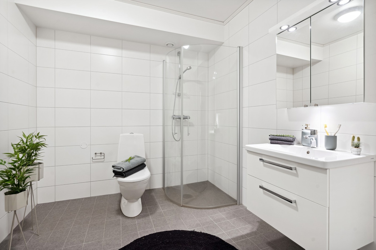 Badet er levert som en ferdig baderomsmodul fra Derome AB og har opplegg for vaskemaskin. Galleribilde