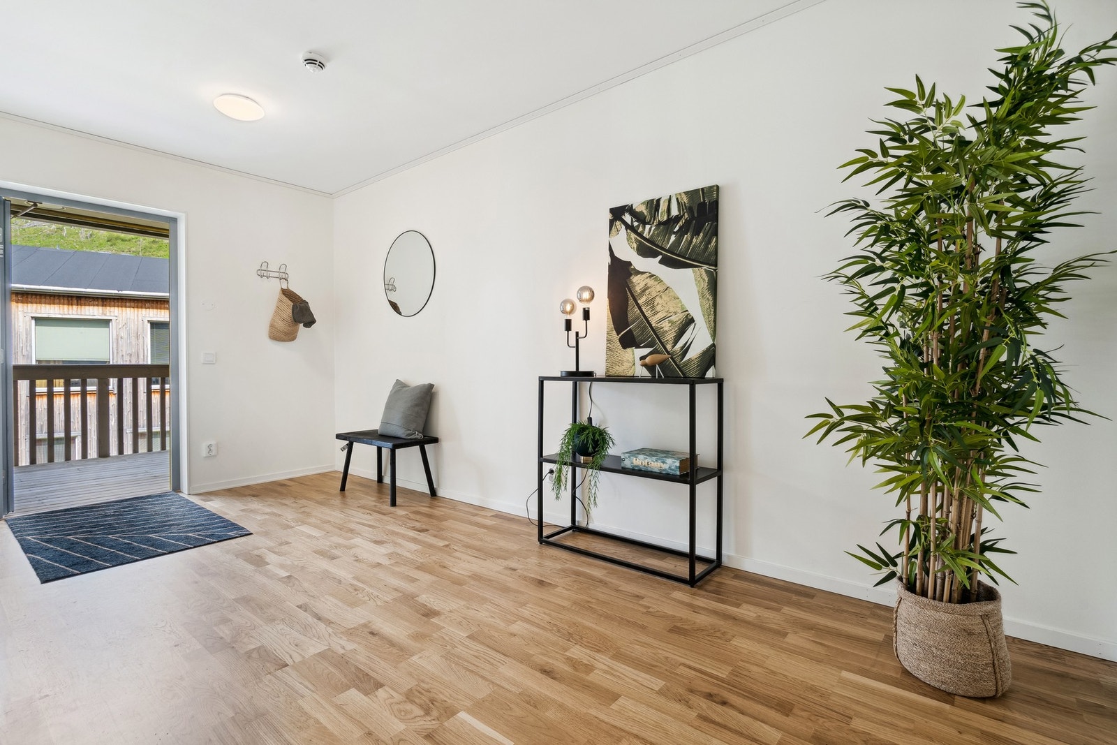 Romslig entré med parkett på gulv og god plass til garderobeløsninger. Herfra er det tilgang til alle rom. Galleribilde