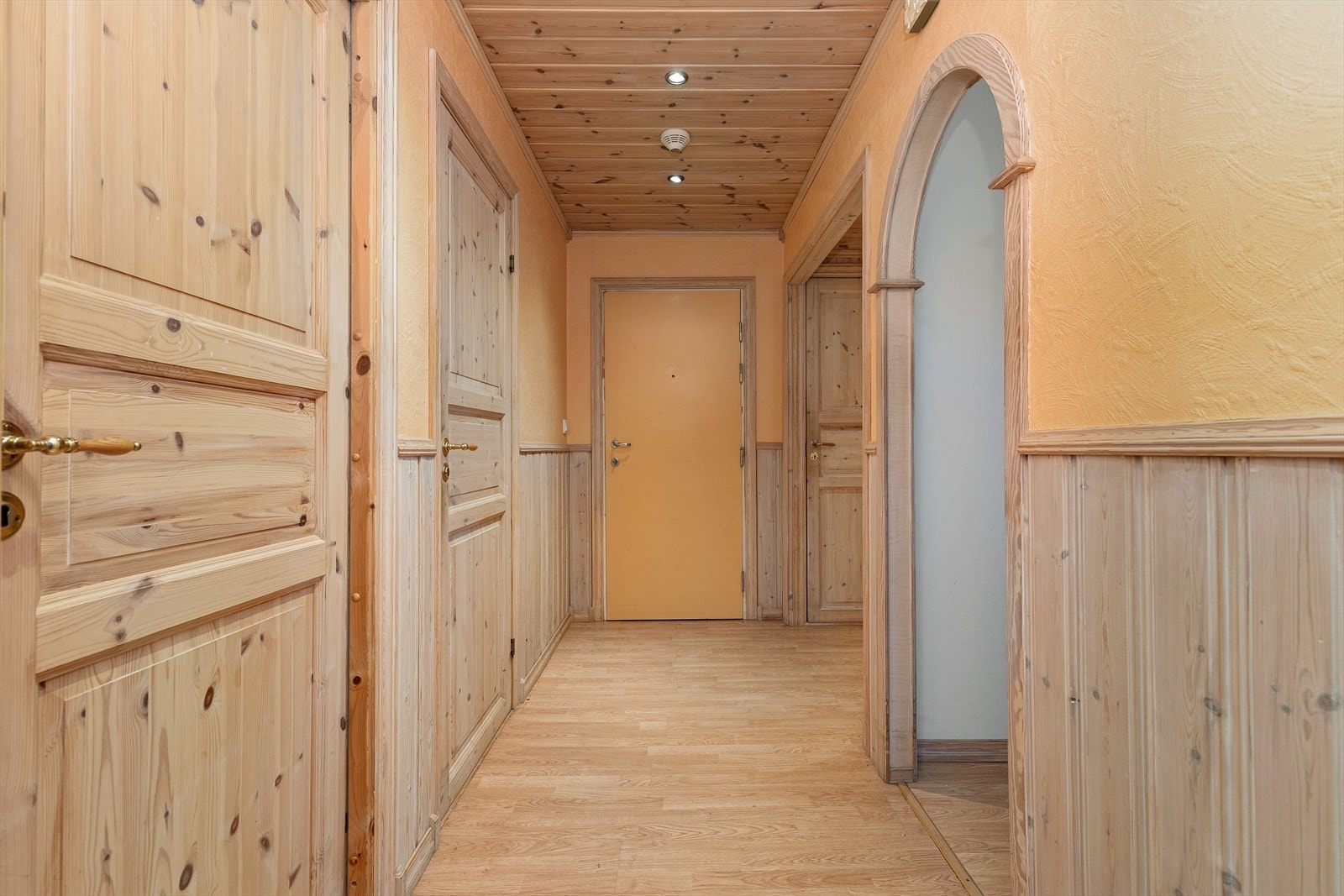 Leilegheita byr på gang, stove, kjøkken, bad, bod, vaskerom og tre soverom. Galleribilde