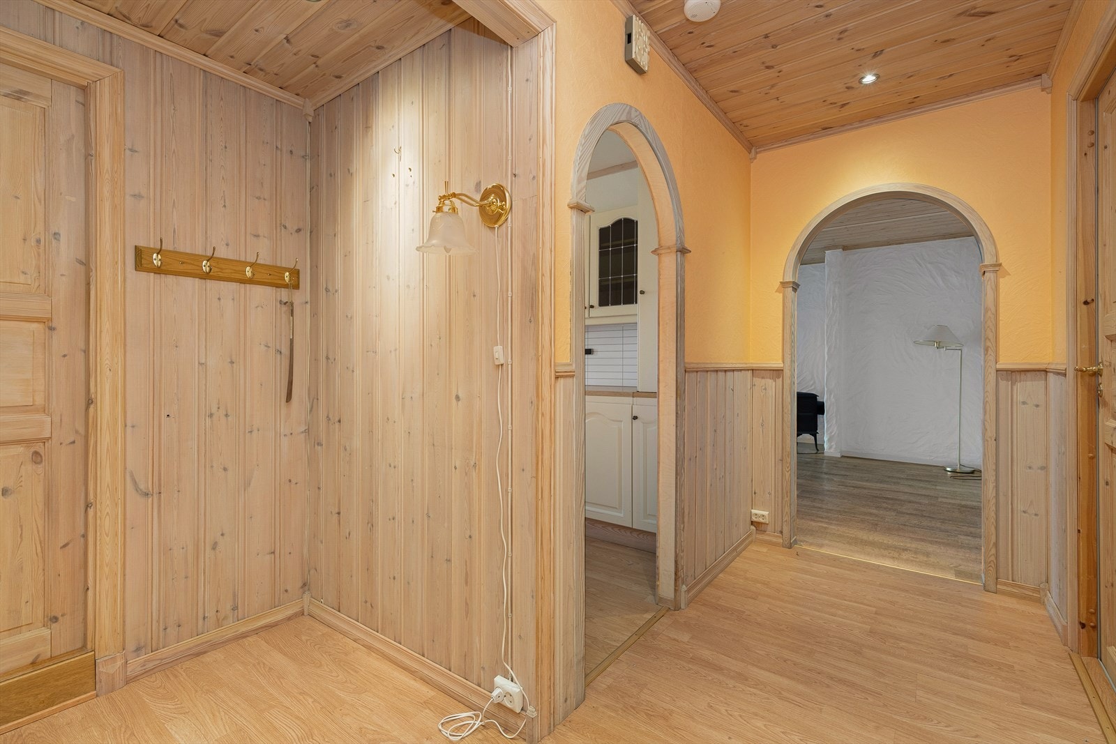 Gangen har laminatgolv, brystningspanel og panel med malt strie over, samt panel i himling, og gjev eit godt førsteinntrykk av bustaden. Galleribilde