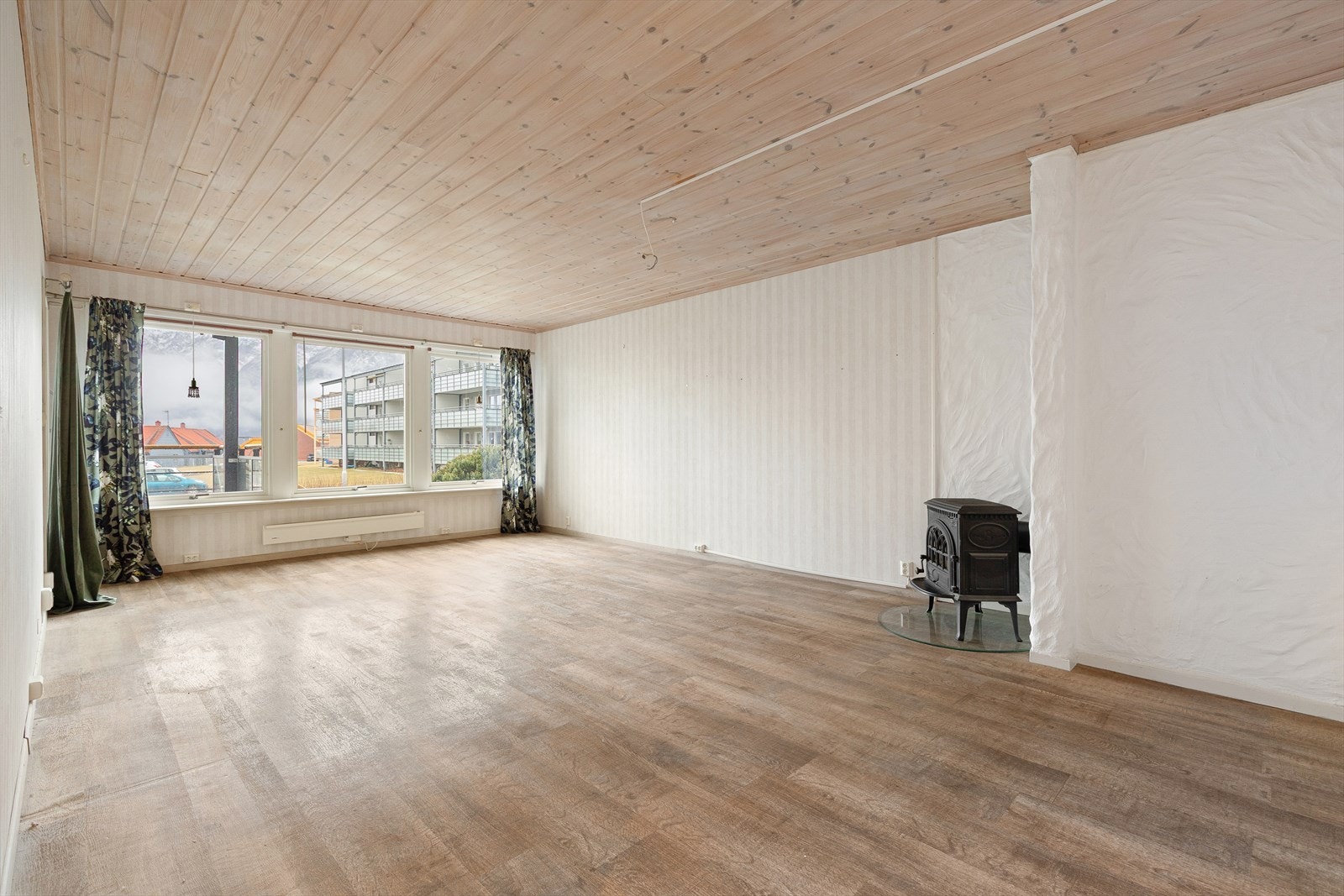 Det må påreknast noko oppgradering og renovering for å imøtekomme dagens standard og krav. Dette gjev samstundes gode moglegheiter til å setje sitt eige preg på bustaden og tilpasse han etter eigne ønskje og behov. Galleribilde