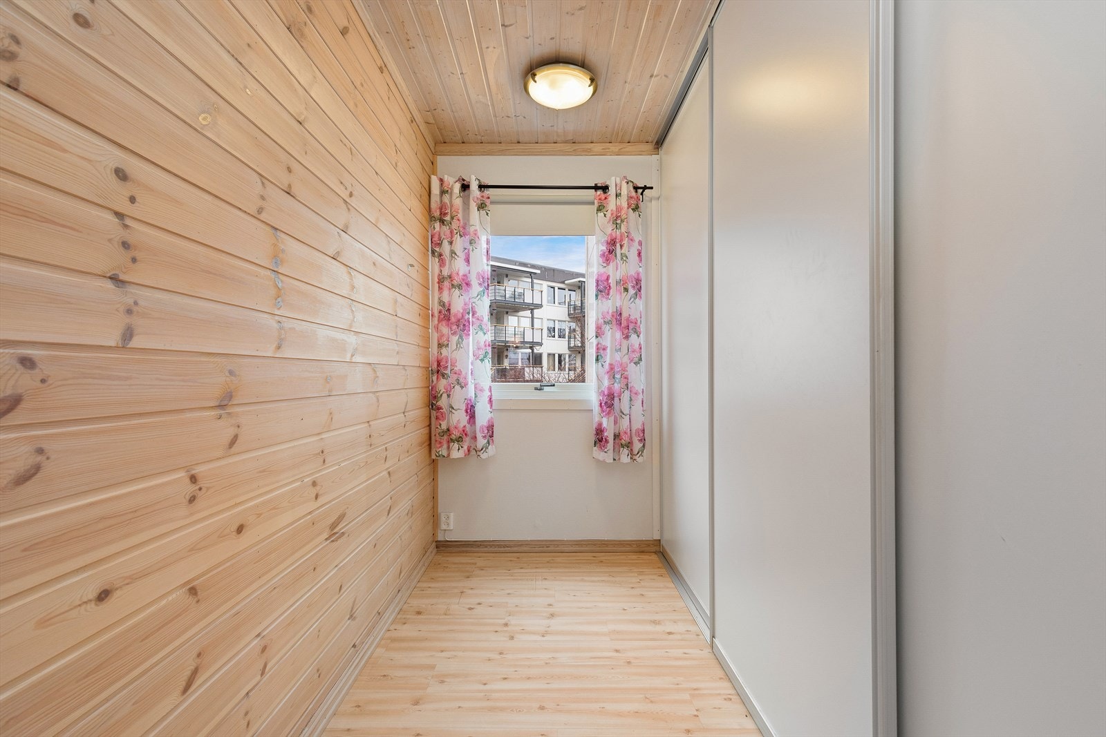 Soverom 3 har belegg på golv, kombinasjon av panel og malt strie på vegger, panel i himling og stor skyvedørsgarderobe med gode oppbevaringsmoglegheiter. Galleribilde