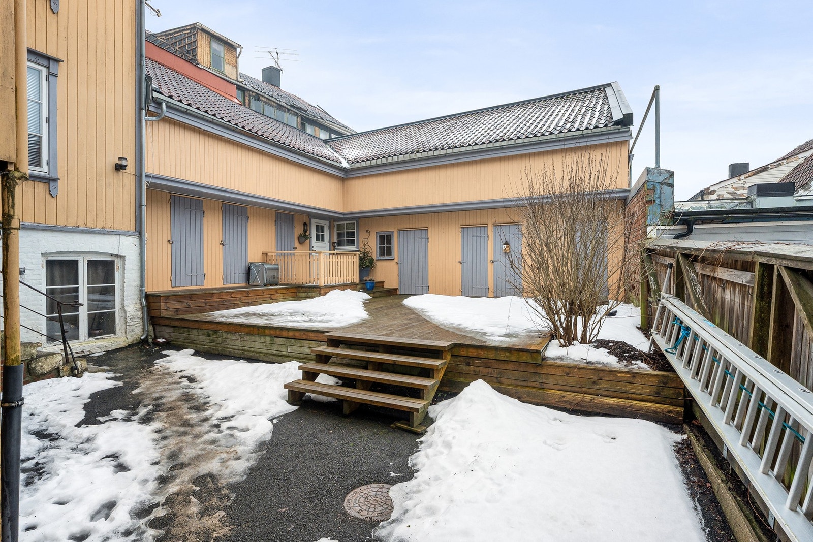 Det er felles uteplass for sameiet i bakgården. Galleribilde