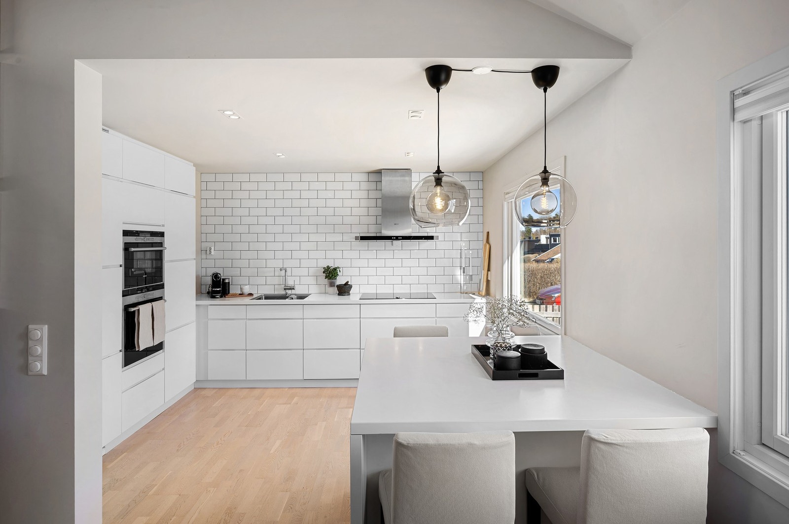 Her får du et lyst og moderne kjøkken med integrerte hvitevarer. Galleribilde