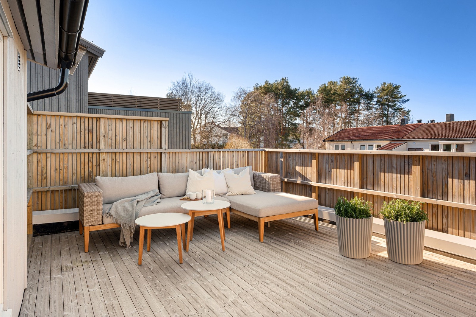 Her har man god plass ønsket utemøblement, og flere sittegrupper. Galleribilde