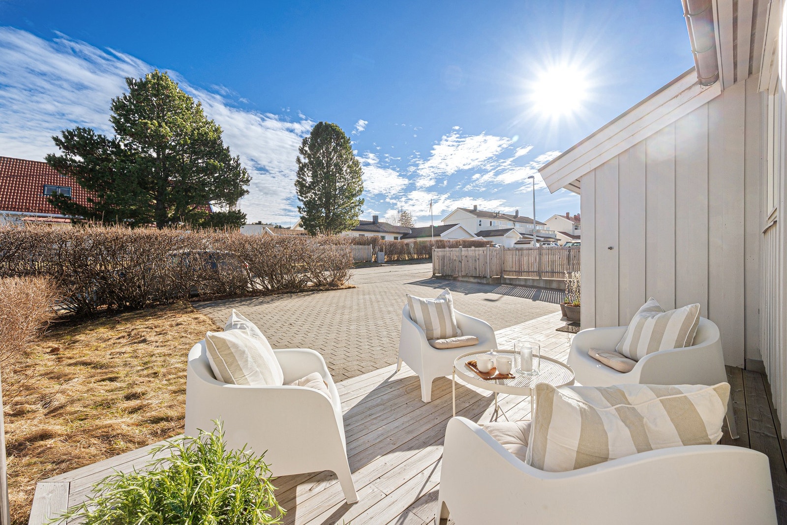 Boligen ligger attraktivt til i et rolig og etablert boområde med lite gjennomgangstrafikk. Galleribilde