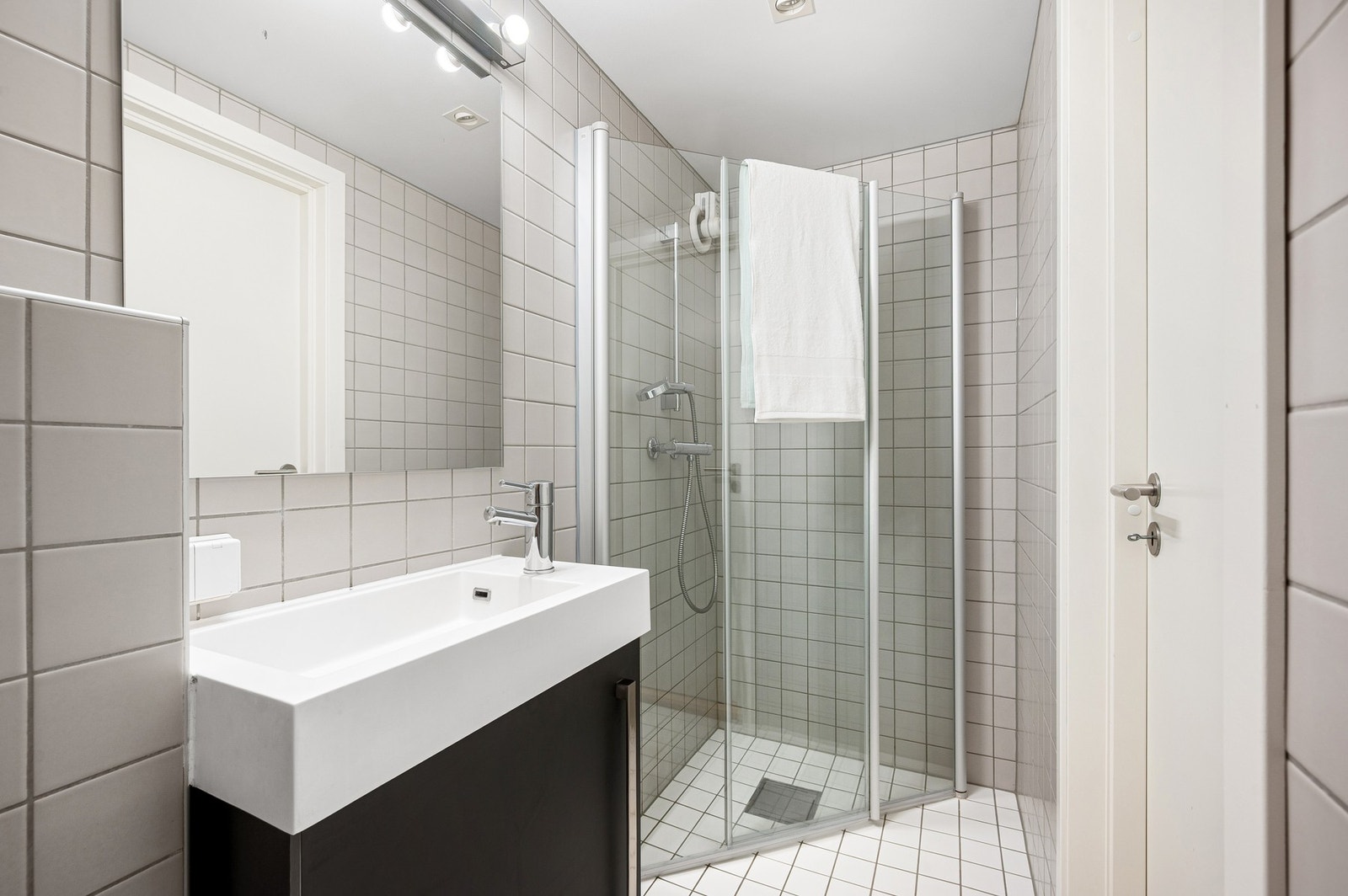 Bad 1 er på 2,4m² og holder en svært god standard, noe som også gjenspeiles i tilstandsrapporten fra takstmann. Galleribilde