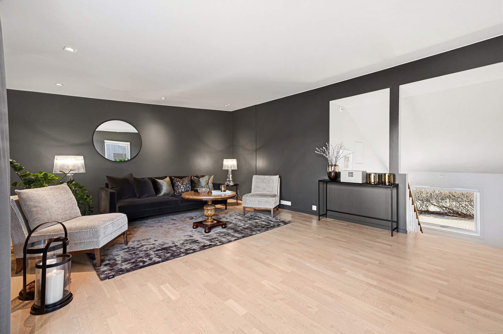 Luftig stue med moderne fargevalg og behagelig belysning. Galleribilde