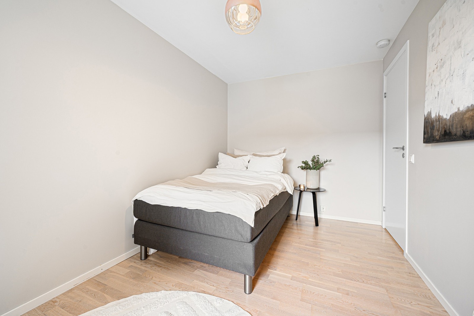 Lyst og koselig soverom med god plass til ønsket soveromsmøblement. Galleribilde