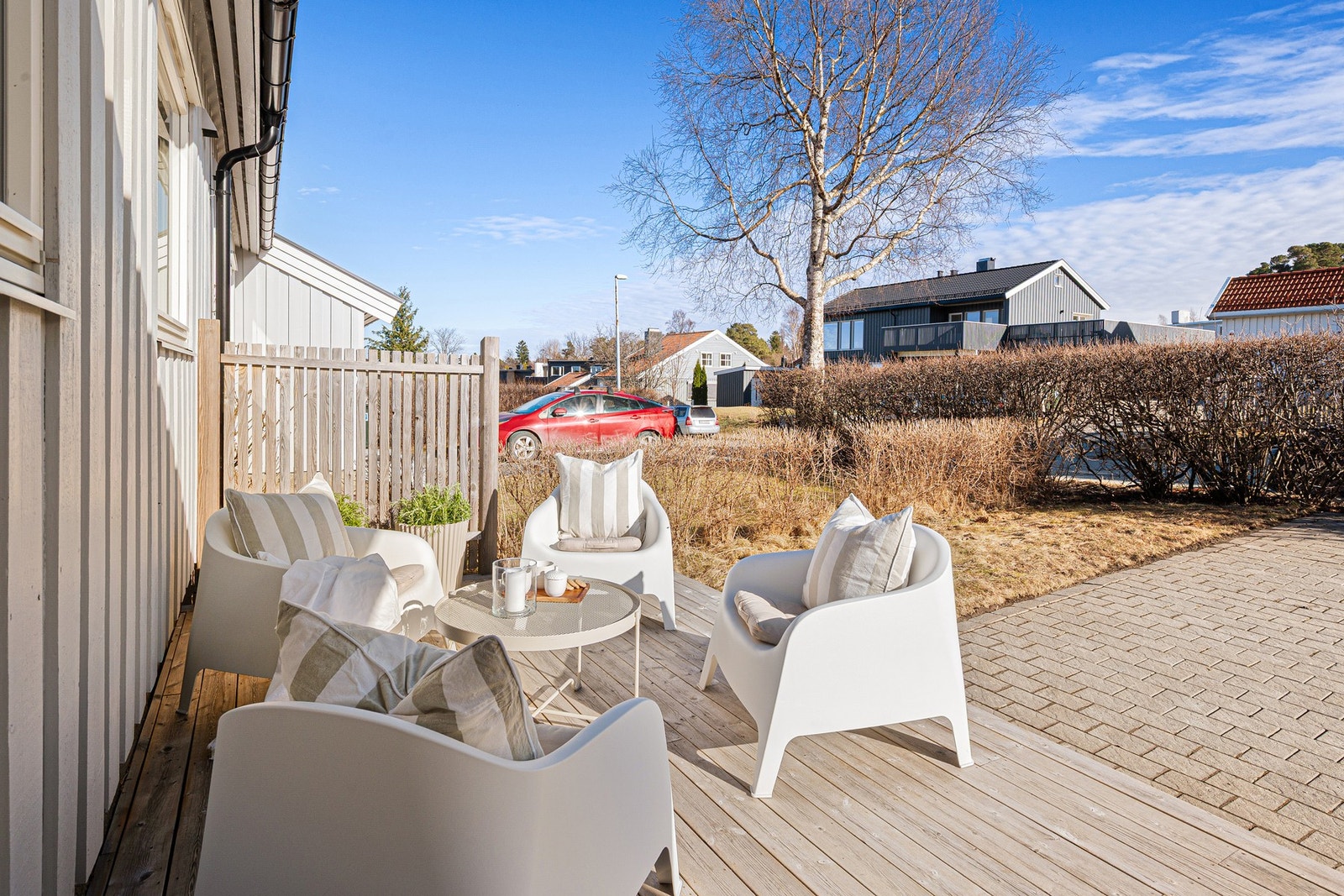 Her har du et hyggelig uteområde ved inngangspartiet med gode solforhold. Galleribilde