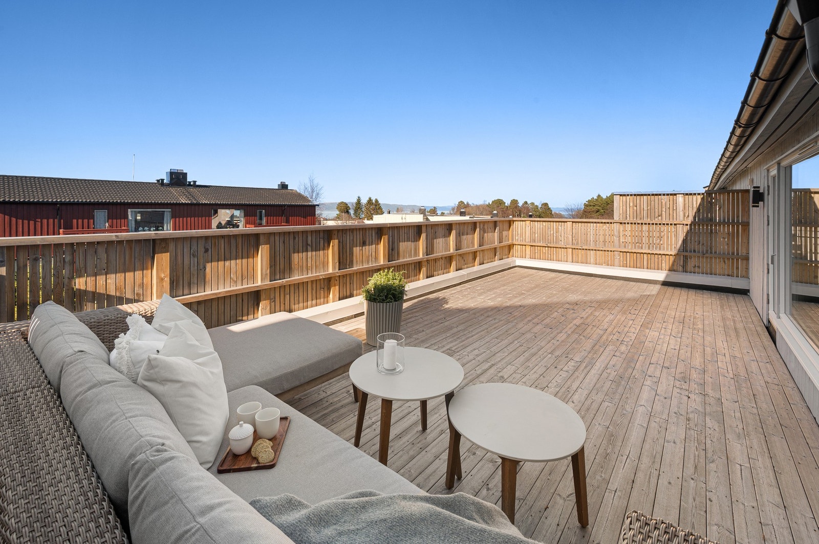 Balkongen er nord-vestvendt og byr på gode solforhold. Galleribilde