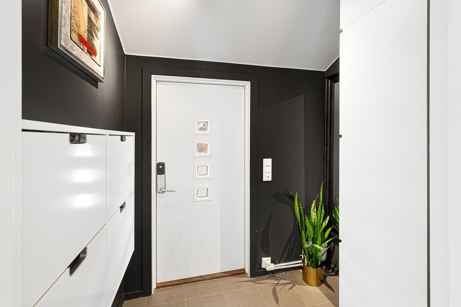 Her er det god plass til å henge fra seg klær og utstyr. Galleribilde