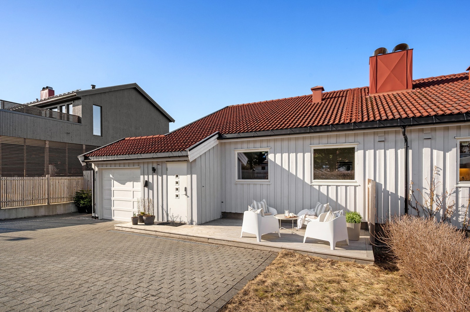 Pen steinlagt gårdsplass med gode parkeringsmuligheter. Galleribilde