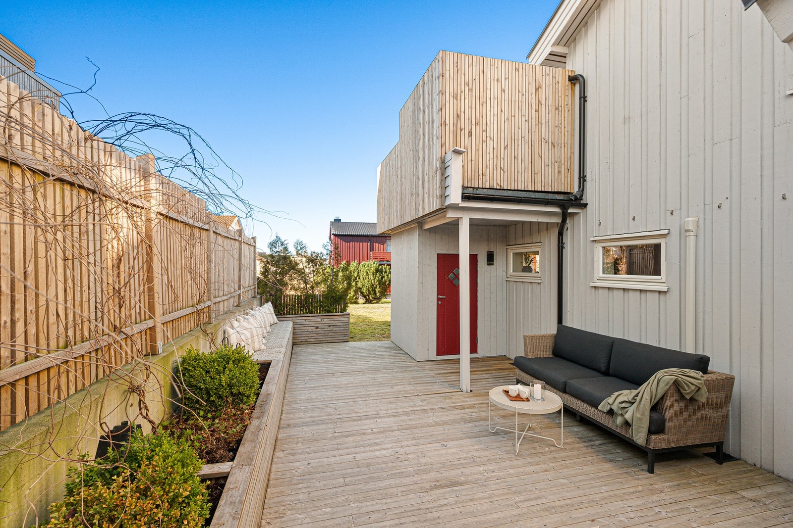 Gjerdet rundt terrassen som gir mindre innsyn fra naboene. Galleribilde