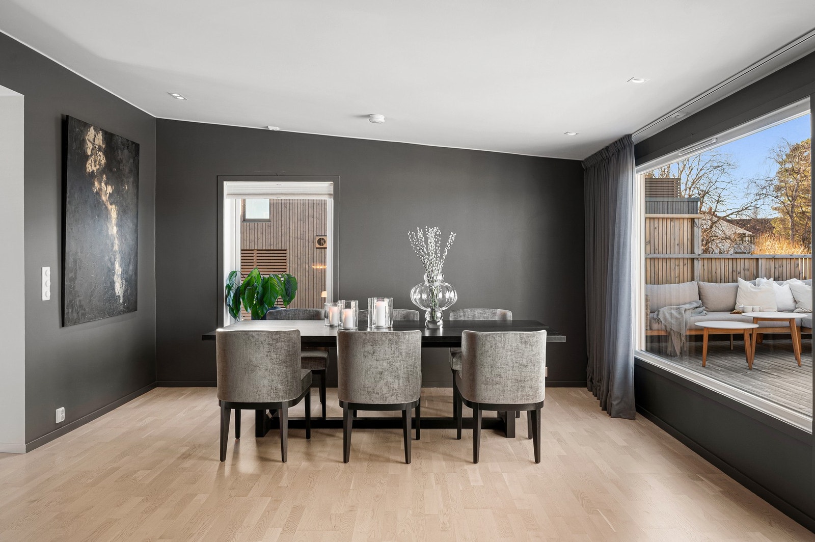 Spiseseksjon finner sin naturlige plassering ved balkongutgangen. Galleribilde