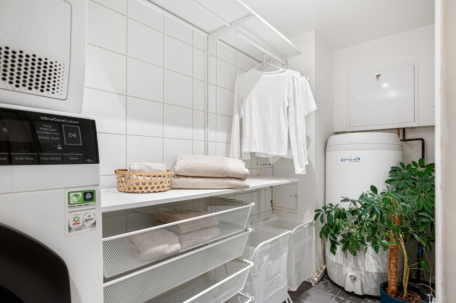 Vaskerom med god plass vaskemaskin, tørketrommel og hyllesystem. Galleribilde