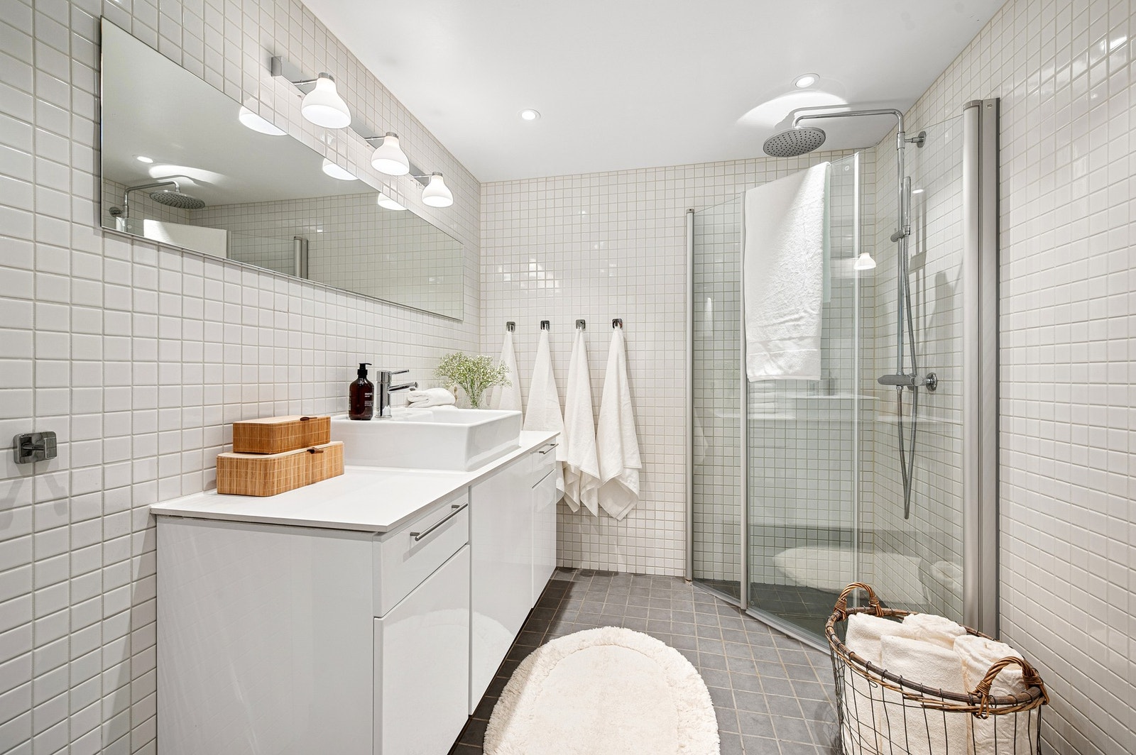 Lyst og pent flislagt bad med alt man trenger. Galleribilde