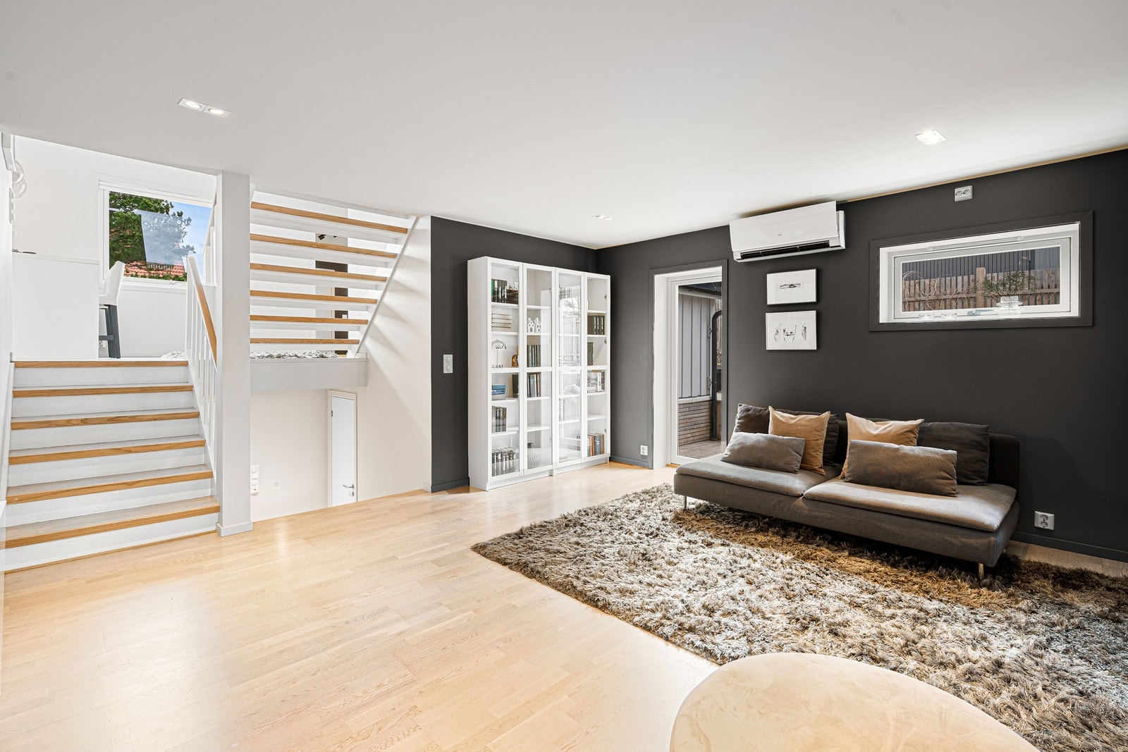 Videre på nedre plan har man en stor og luftig tv-stue på 21,8m². Galleribilde