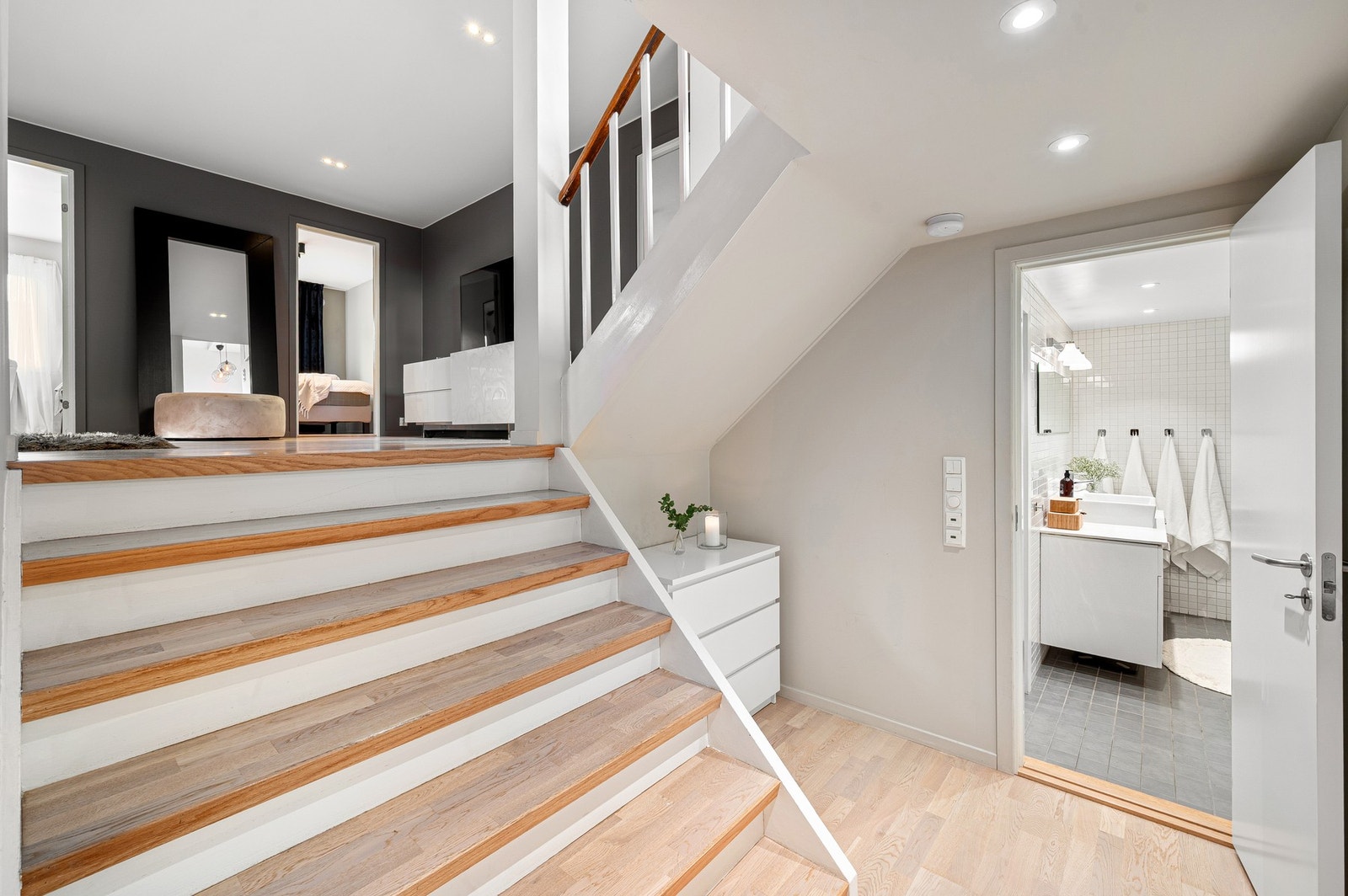 Videre i kjelleren har man to bad, garderoberom og vaskerom. Galleribilde