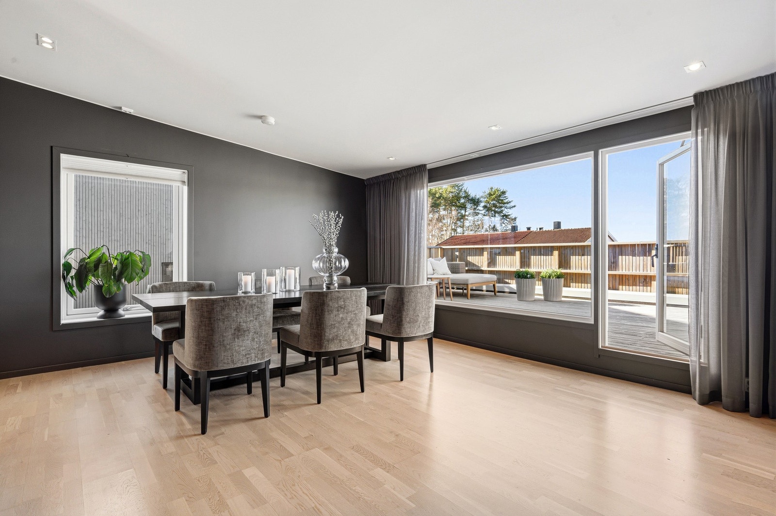 Fra stuen har du direkte utgang til en herlig balkong. Galleribilde